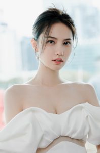 姜珮瑶参加上海电视节穿一袭低胸礼服优雅性感（第1张/共12张）