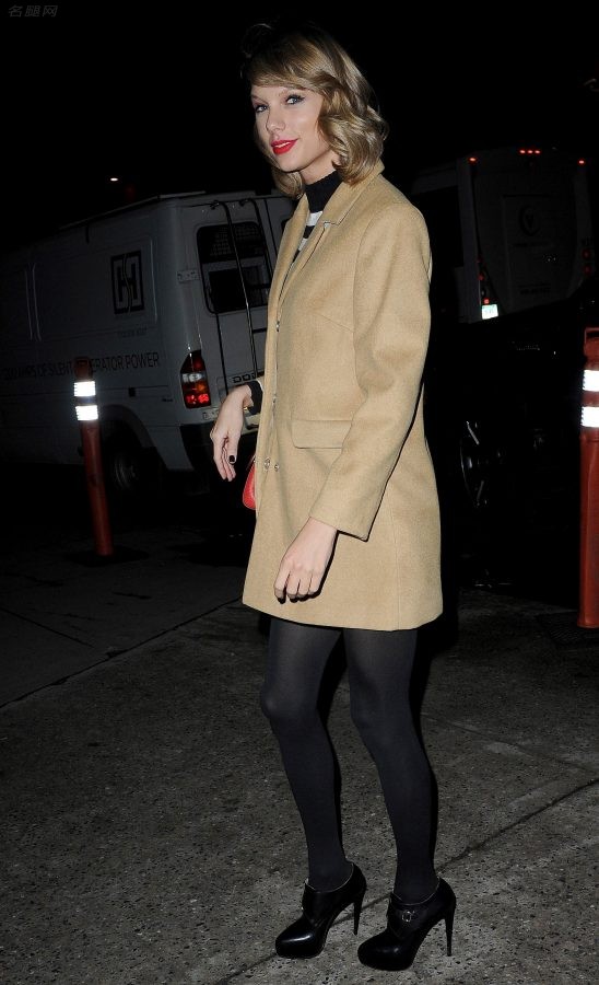 Taylor Swift泰勒·斯威夫特大长腿穿黑丝踩细高跟街拍美照（第5张/共11张）