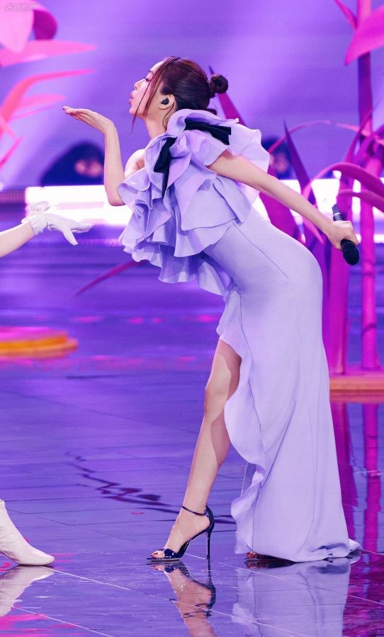 女歌星蔡依林穿不规则紫色长裙脚踩细高跟现身北京卫视春晚（第5张/共7张）