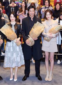 俞飞鸿脚踩白高跟和演员卢洋洋出席《在乎你》上海路演（第2张/共6张）